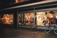 1990 Onze etalages bij Vroom en Dreesmann in de Vrijstraat